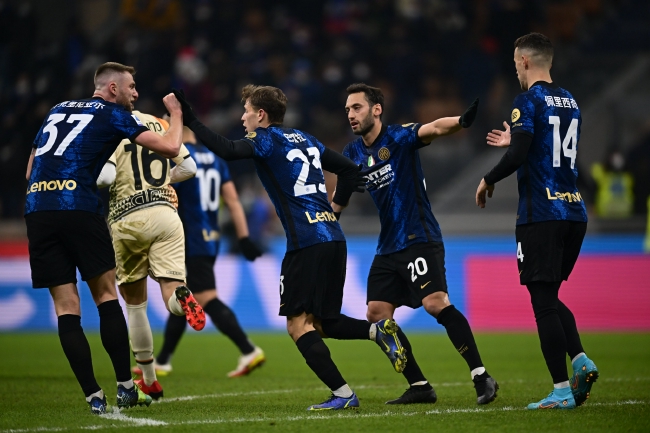 巴萨2026-27赛季复古球衣曝光：黑色主色调，青绿色粉色渐变条纹（巴萨2026／27赛季复古球衣曝光：主打黑色，青绿粉渐变条纹）